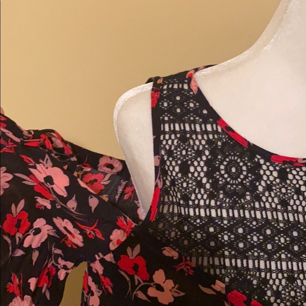 ⭐️Host Pick⭐️Express cold shoulder blouse - Picture 2 of 11